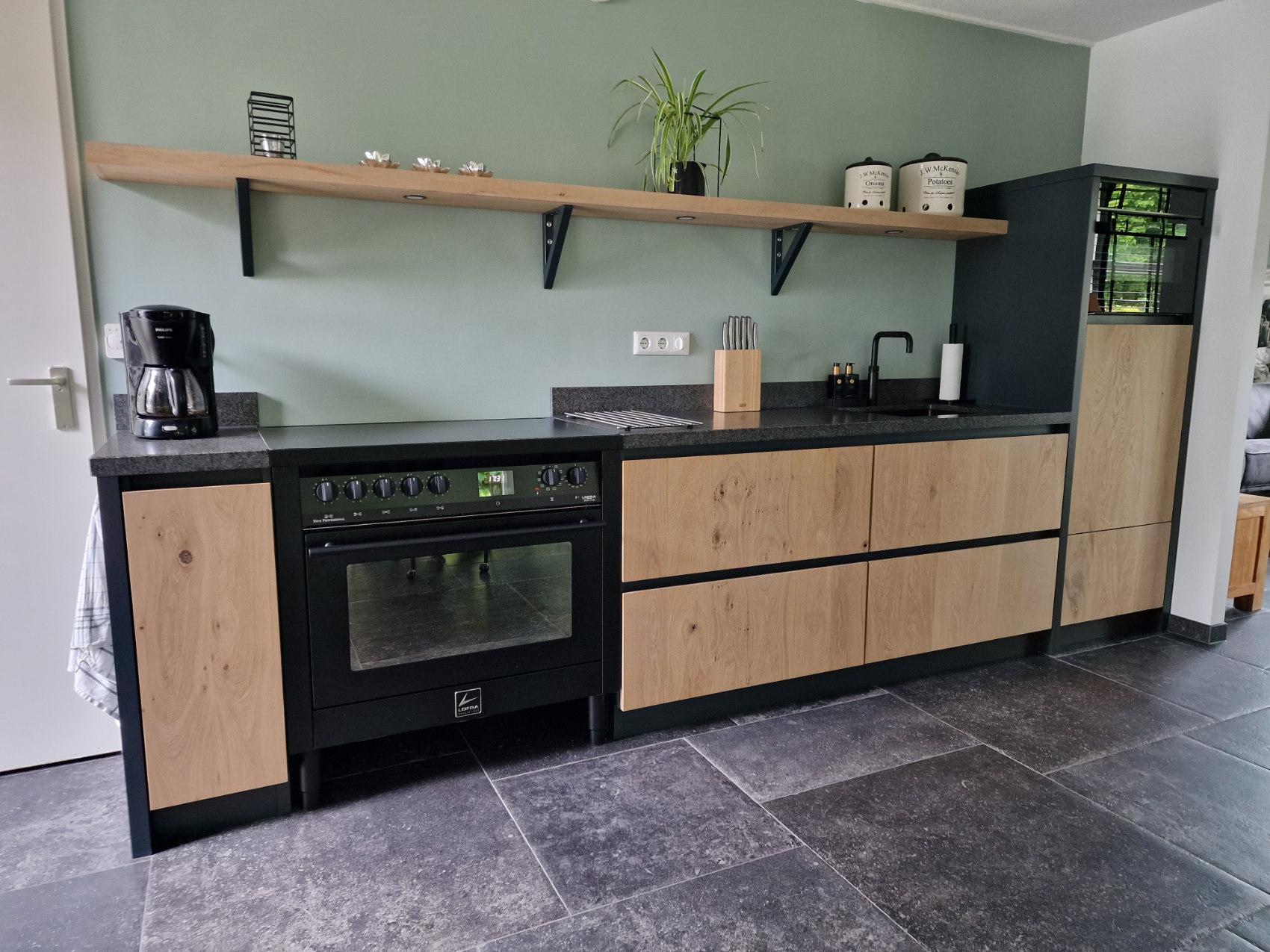 Eikenhouten keuken met kast door Gerard Hempen, met moderne apparatuur en stijlvolle afwerkingen.